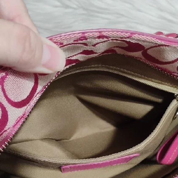 SALE! Coach Hampton Signature 🩷 Pink/Silver Tote GUC - Picture 14 of 15